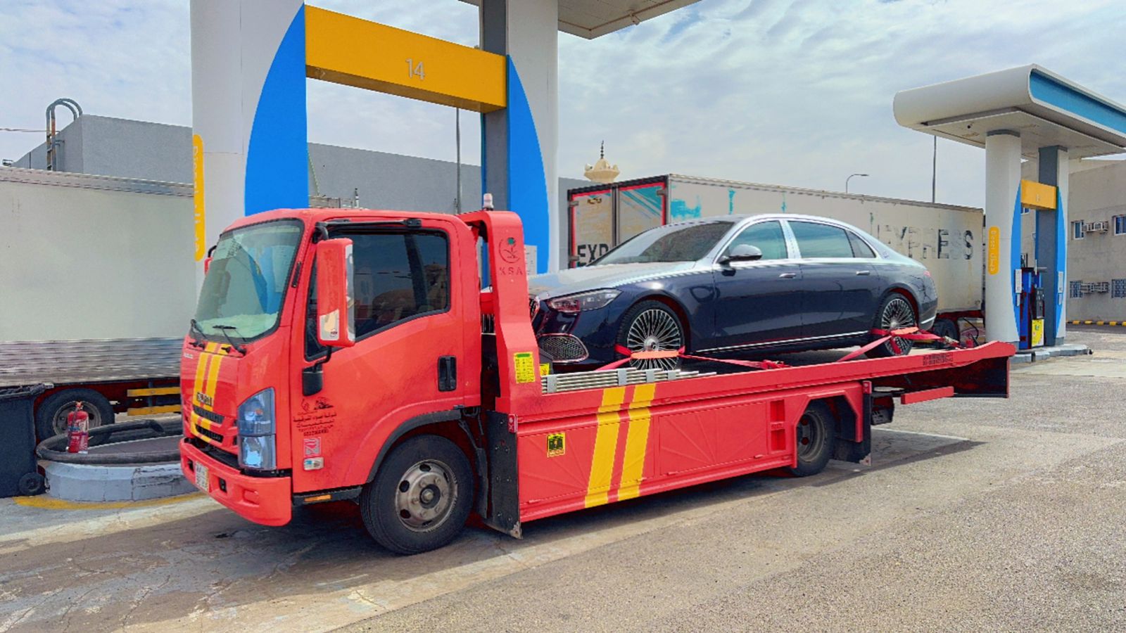 سطحة الرياض الهيدروليك تنقل سيارة مرسيدس سوداء في محطة وقود - خدمة نقل السيارات الفاخرة في الرياض