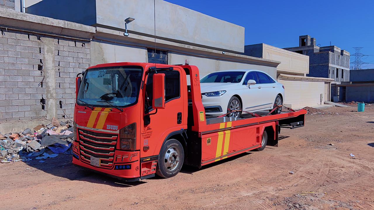 سطحة الرياض الهيدروليك تنقل سيارة بيضاء - خدمات نقل السيارات المحترفة في الرياض